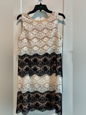 Jessica Simpson Sleeveless Lace Overlay Shift Dress in Cream and Black